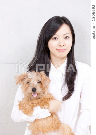 小犬を抱く女性 小犬を抱く女性 1806992