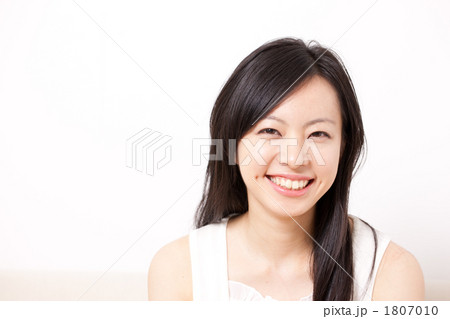 笑顔の若い女性 1807010