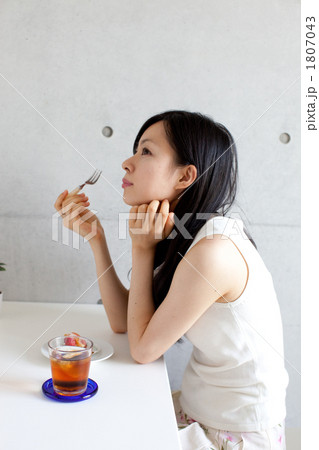 ケーキを食べる女性の写真素材
