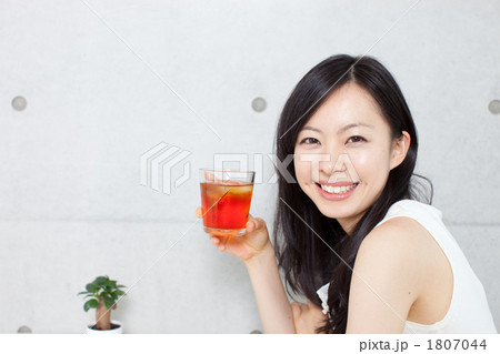 アイスティーを飲む女性 1807044