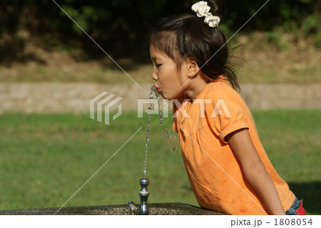 水を飲む女の子 1808054