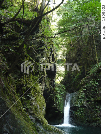 岐阜県郡上の釜ケ滝 岐阜県郡上の釜ケ滝 1809602
