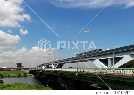 荒川に架かる扇大橋を通過中の舎人ライナー 1810694