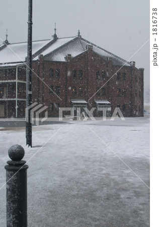 雪景色の赤煉瓦倉庫 1816738