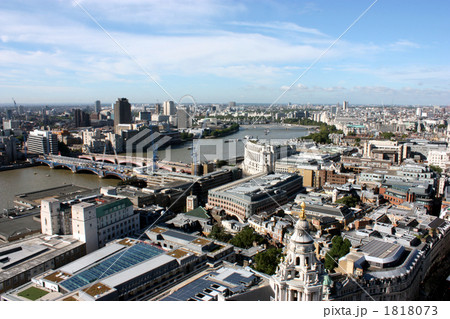 セント・ポール大聖堂のドーム頂上からの眺め、テムズ川の向こうにロンドンアイが見える 1818073