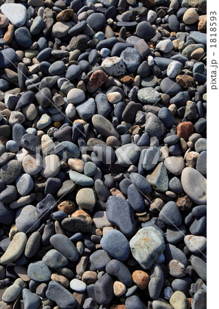 日本海の丸い石が集まる海岸より 1818593