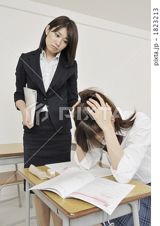 頭を抱える女子高生 頭を抱える女子高生 1823213