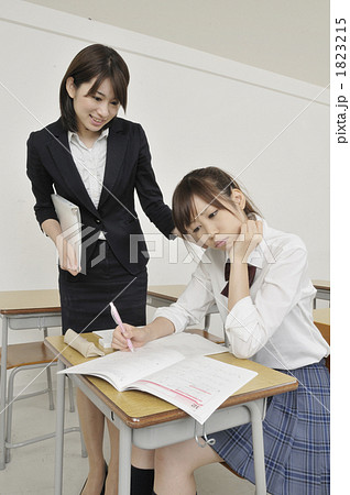 悩む女子高生 1823215