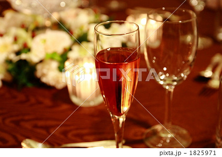 祝いの席のシャンパン 1825971