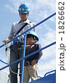 高所作業車に乗る父子 1826662