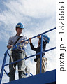 高所作業車に乗る父子 1826663
