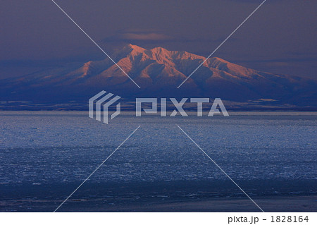 夕暮れの斜里岳と流氷 1828164