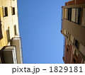 住宅街の狭間から見える青空 1829181