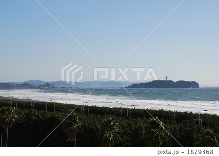 湘南の波と江ノ島 1829368