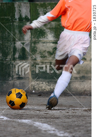 少年サッカー 蹴る サッカーの写真素材