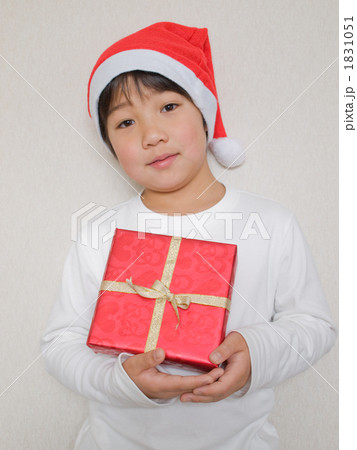 クリスマスプレゼントを持つ少年 1831051
