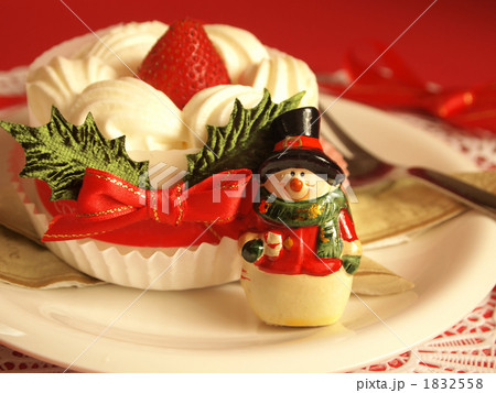 クリスマスケーキと雪だるま 1832558