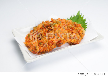 皿に載せた２枚の桜えびの掻揚げ 1832621