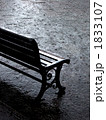 雨の中のベンチ 1833107