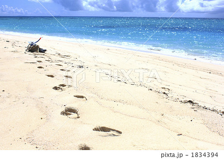 砂浜の足跡の写真素材