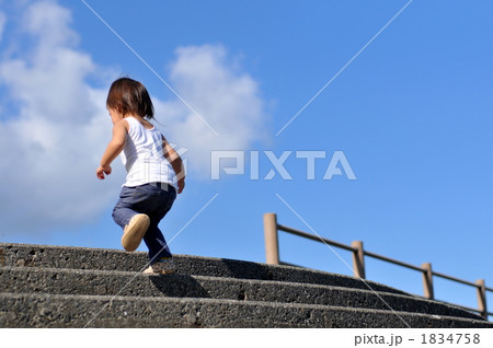 階段を登る子供の写真素材