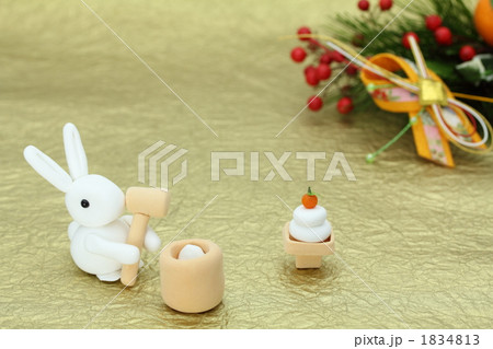 クラフト お正月の餅つきをするうさぎの写真素材