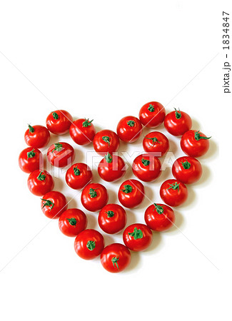 完熟の真っ赤なミニトマト かわいいハートのアートの写真素材