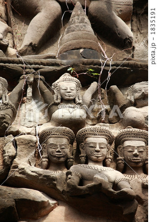 バンテアイ・サムレの破風 1835191