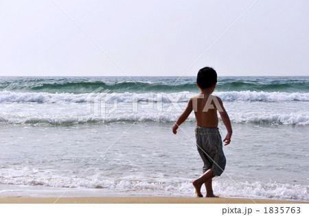 波打ち際の少年 1835763