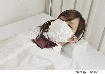 寝込む女子校生 1836430