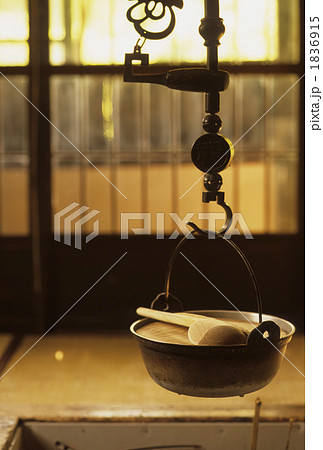 囲炉裏の自在鉤と鍋 1836915