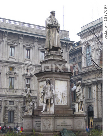 スカラ座広場のレオナルド・ダ・ビンチ像 1837097