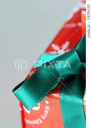 赤い箱と緑のリボン 1838420