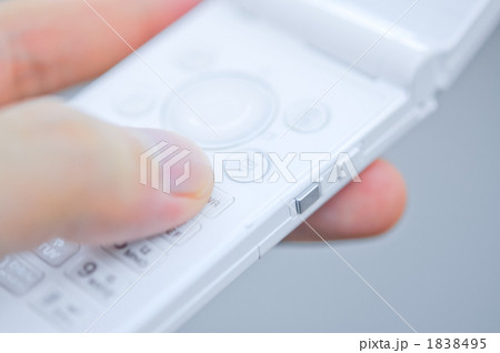 指で携帯電話のボタンを押す様子 指で携帯電話のボタンを押す様子 1838495