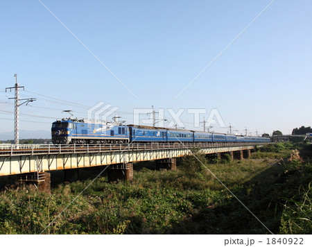 秋の朝日を浴びて上野に向かう寝台特急北斗星 1840922