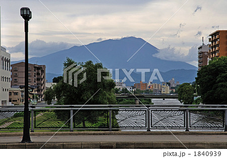 盛岡散歩・北上川に架かる旭橋と夕顔瀬橋と岩手山の写真素材 [1840939] - PIXTA