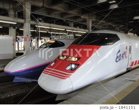 East-iと東北新幹線E2系「はやて」の写真素材 [1841151] - PIXTA