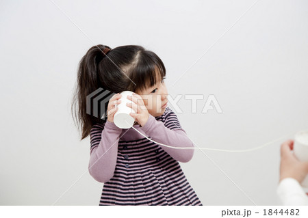 糸電話で遊ぶ子供たち 糸電話で遊ぶ子供たち 1844482