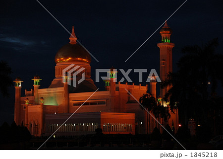 夜の「オールドモスク」（バンダリスリブガワン(BSB)／ブルネイ） 1845218