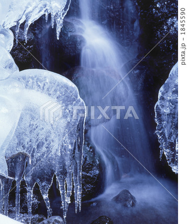 氷柱と小滝 1845590