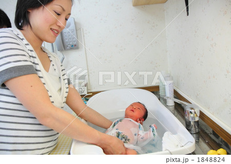 生後5日目の新生児の沐浴 1848824