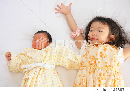 新生児と背比べする2歳の姉 1848834