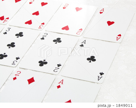 トランプで遊ぶ【七並べ・カードゲーム】【アップ】（横） 1849011