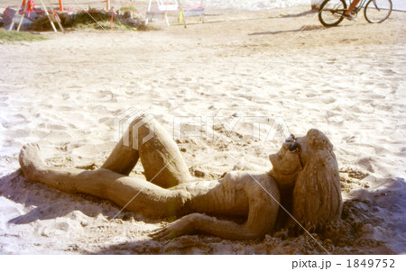 サングラスをかけた砂の女性像 ～ ベニスビーチ(ロサンゼルス) 1849752