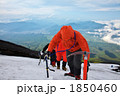 頂上を目指す登山隊。 1850460