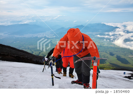 頂上を目指す登山隊。 1850460