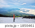 富士山七合目雪斜面のピッケル。 1850461