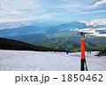 富士山七合目雪斜面のピッケル。その２。 1850462