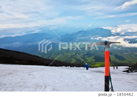 富士山七合目雪斜面のピッケル。その２。 1850462