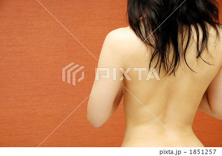 背中の女性の裸の写真素材